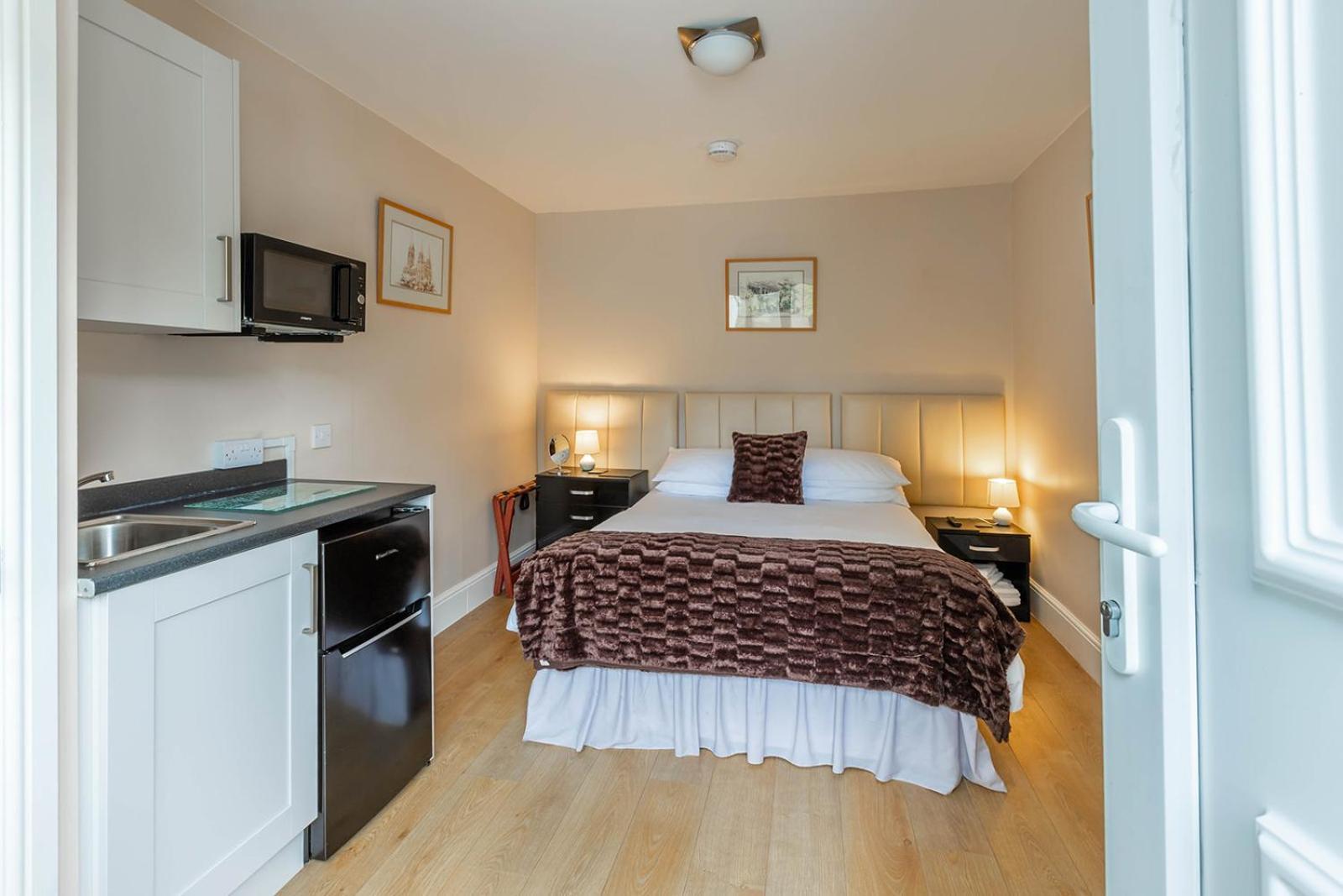 Roger Ground Guest House - With Onsite Car Parking Windermere Exteriör bild