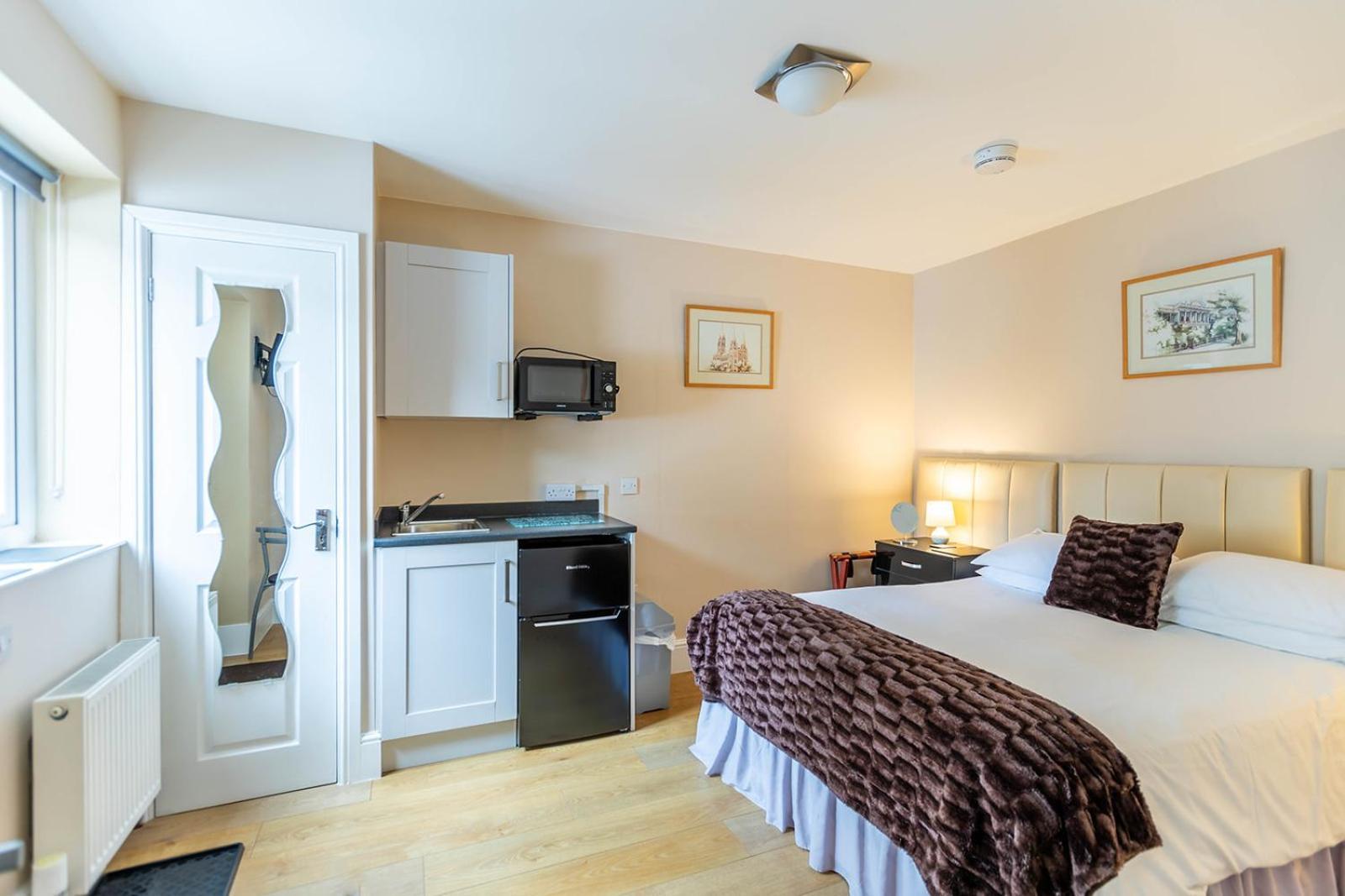 Roger Ground Guest House - With Onsite Car Parking Windermere Exteriör bild